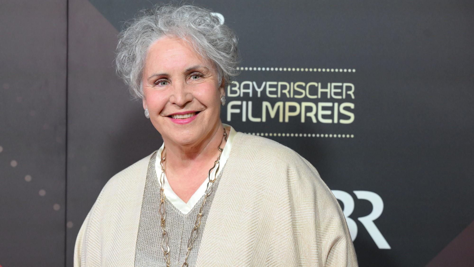 Katerina Jacob kommt über den Roten Teppich ins Prinzregententheater.