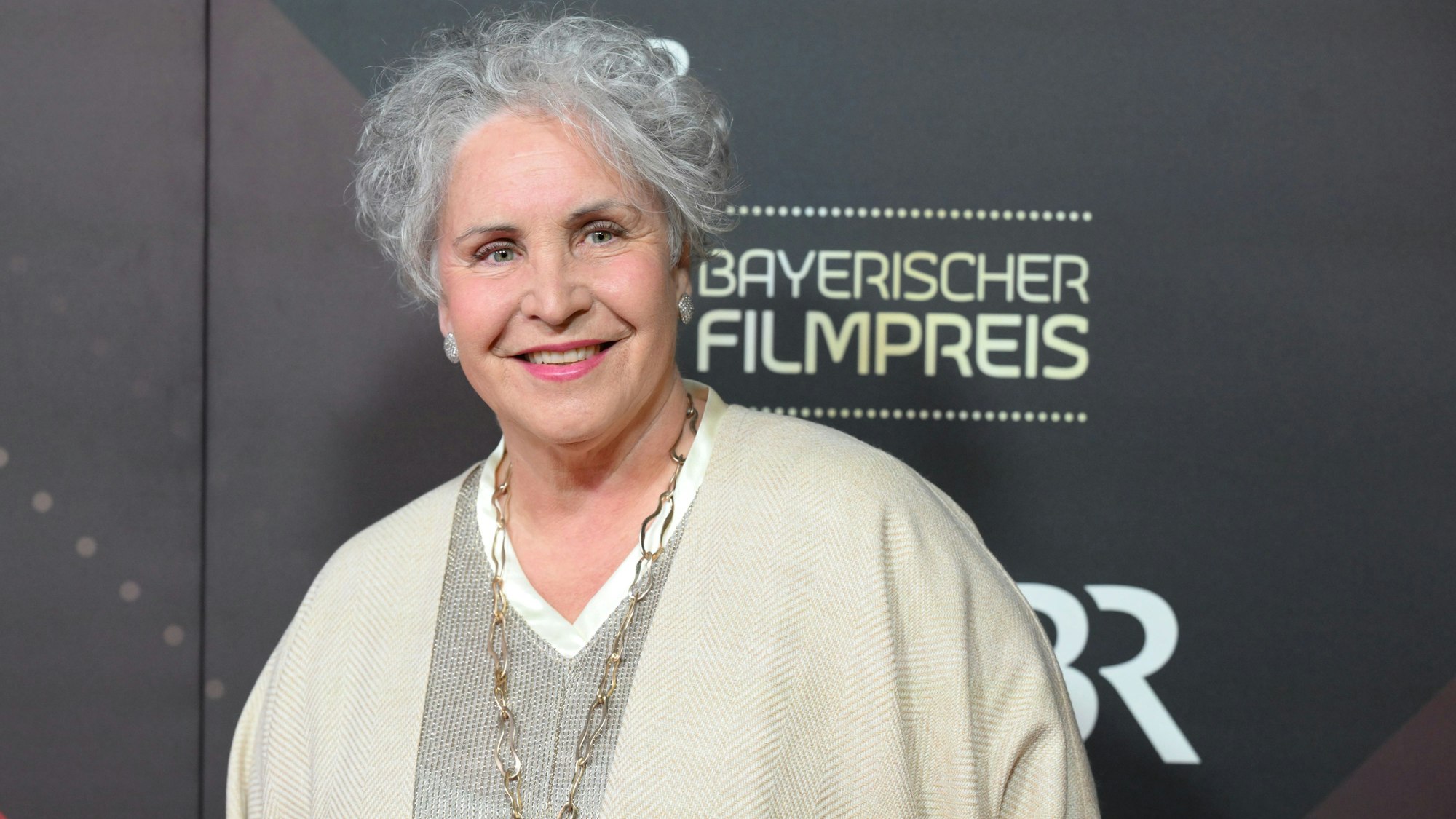 Katerina Jacob kommt über den Roten Teppich ins Prinzregententheater.