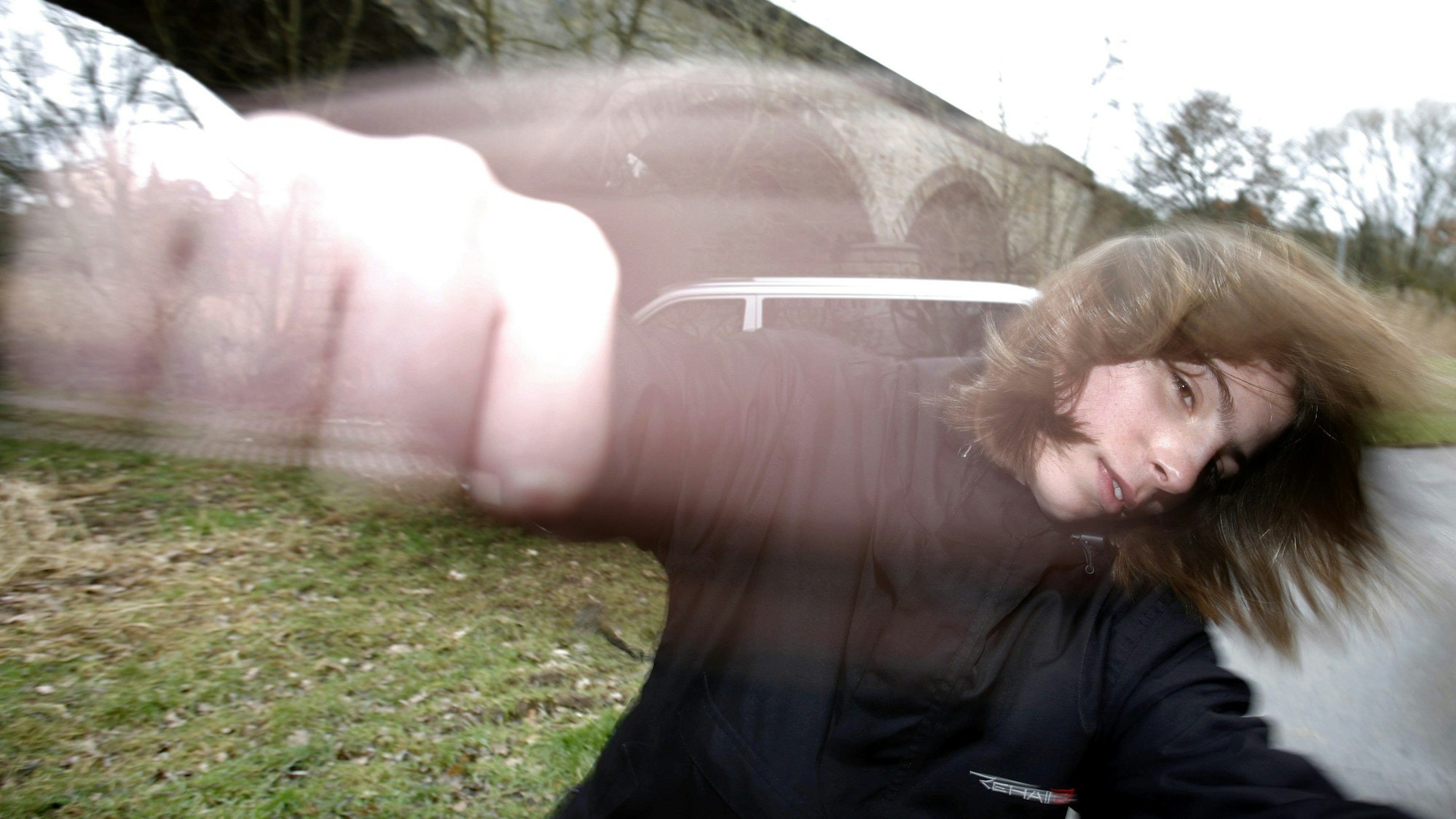 Ein Jugendlicher ist im Begriff mit seiner Faust zuzuschlagen. (Symbolbild)