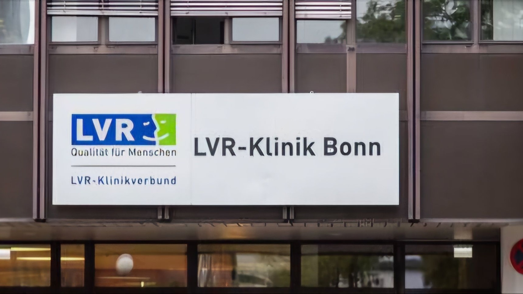 Der 42 Jahre alte Syrer, der im November in Sankt Augustin eine Frau angegriffen und schwer verletzt hatte, ist inzwischen in der Bonner LVR-Klinik untergebracht worden.