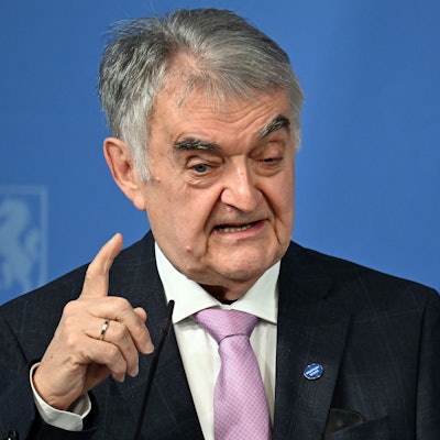 ARCHIV - 24.09.2024, Nordrhein-Westfalen, Düsseldorf: Herbert Reul (CDU), nordrhein-westfälischer Innenminister, gibt ein Statement. Der Minister erwartet eine Welle an Falschmeldungen vor der Bundestagswahl. (zu dpa: «Reul rechnet mit Welle an Falschmeldungen vor Bundestagswahl») Foto: Federico Gambarini/dpa +++ dpa-Bildfunk +++