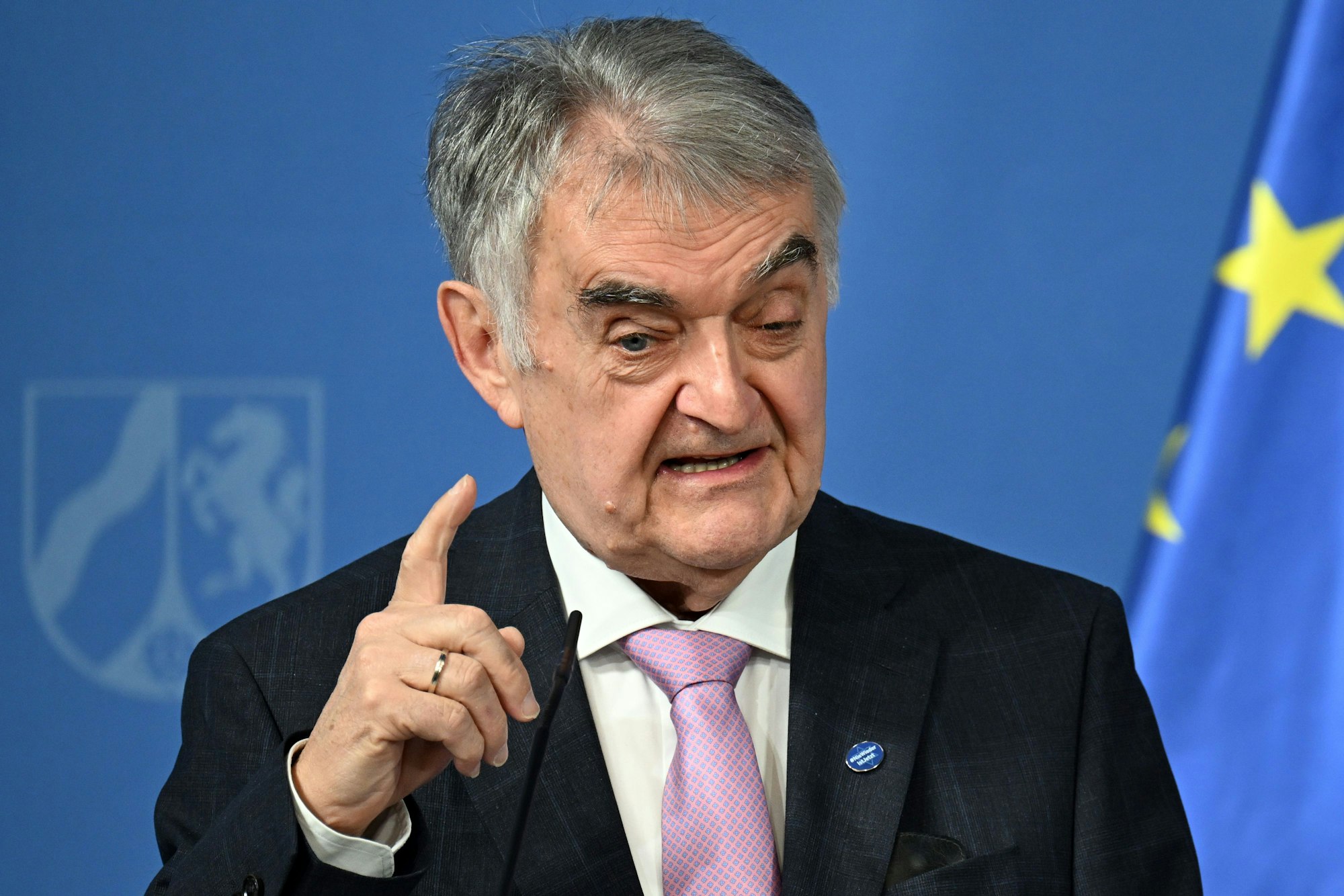 ARCHIV - 24.09.2024, Nordrhein-Westfalen, Düsseldorf: Herbert Reul (CDU), nordrhein-westfälischer Innenminister, gibt ein Statement. Der Minister erwartet eine Welle an Falschmeldungen vor der Bundestagswahl. (zu dpa: «Reul rechnet mit Welle an Falschmeldungen vor Bundestagswahl») Foto: Federico Gambarini/dpa +++ dpa-Bildfunk +++