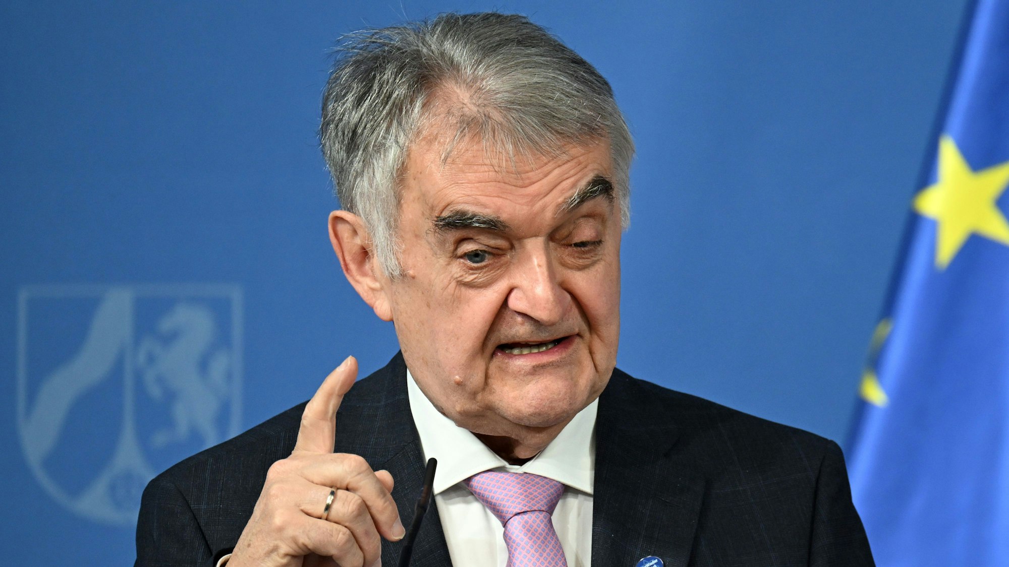 ARCHIV - 24.09.2024, Nordrhein-Westfalen, Düsseldorf: Herbert Reul (CDU), nordrhein-westfälischer Innenminister, gibt ein Statement. Der Minister erwartet eine Welle an Falschmeldungen vor der Bundestagswahl. (zu dpa: «Reul rechnet mit Welle an Falschmeldungen vor Bundestagswahl») Foto: Federico Gambarini/dpa +++ dpa-Bildfunk +++