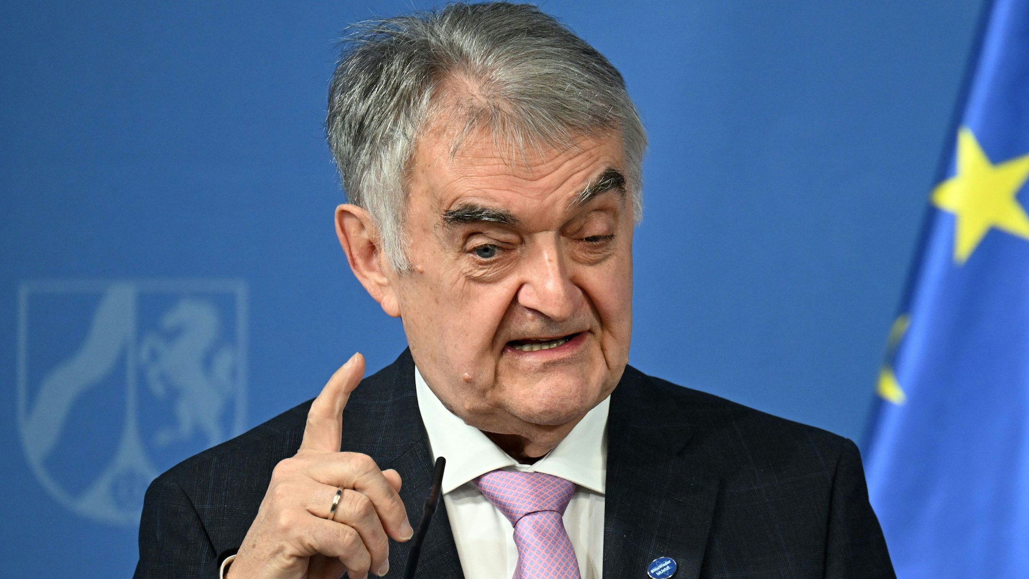 ARCHIV - 24.09.2024, Nordrhein-Westfalen, Düsseldorf: Herbert Reul (CDU), nordrhein-westfälischer Innenminister, gibt ein Statement. Der Minister erwartet eine Welle an Falschmeldungen vor der Bundestagswahl. (zu dpa: «Reul rechnet mit Welle an Falschmeldungen vor Bundestagswahl») Foto: Federico Gambarini/dpa +++ dpa-Bildfunk +++