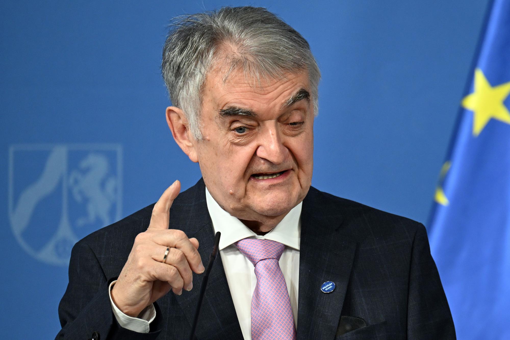 ARCHIV - 24.09.2024, Nordrhein-Westfalen, Düsseldorf: Herbert Reul (CDU), nordrhein-westfälischer Innenminister, gibt ein Statement. Der Minister erwartet eine Welle an Falschmeldungen vor der Bundestagswahl. (zu dpa: «Reul rechnet mit Welle an Falschmeldungen vor Bundestagswahl») Foto: Federico Gambarini/dpa +++ dpa-Bildfunk +++