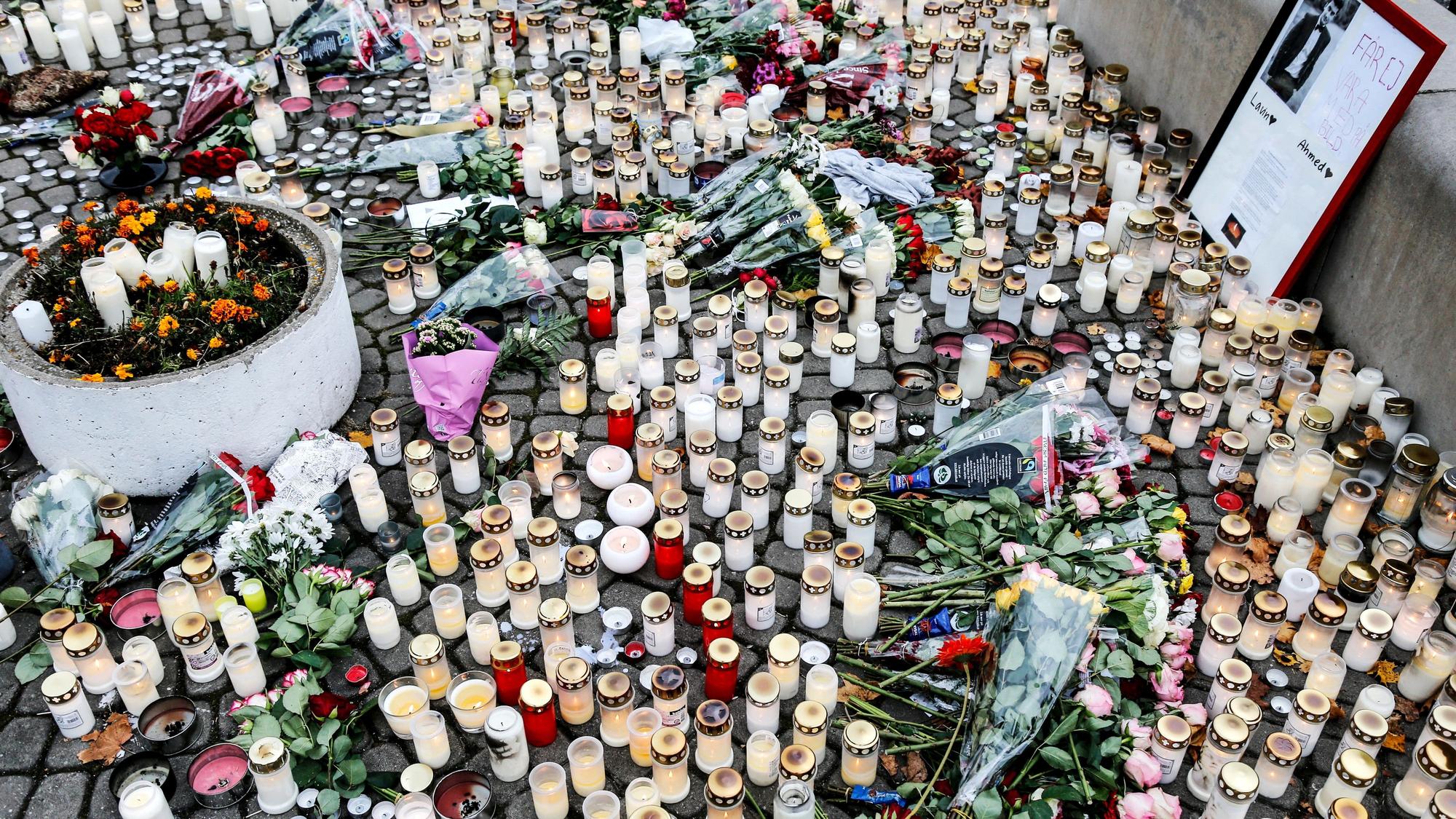 Kerzen und Blumen für die Opfer des Amoklaufs an der Kronan-Schule.