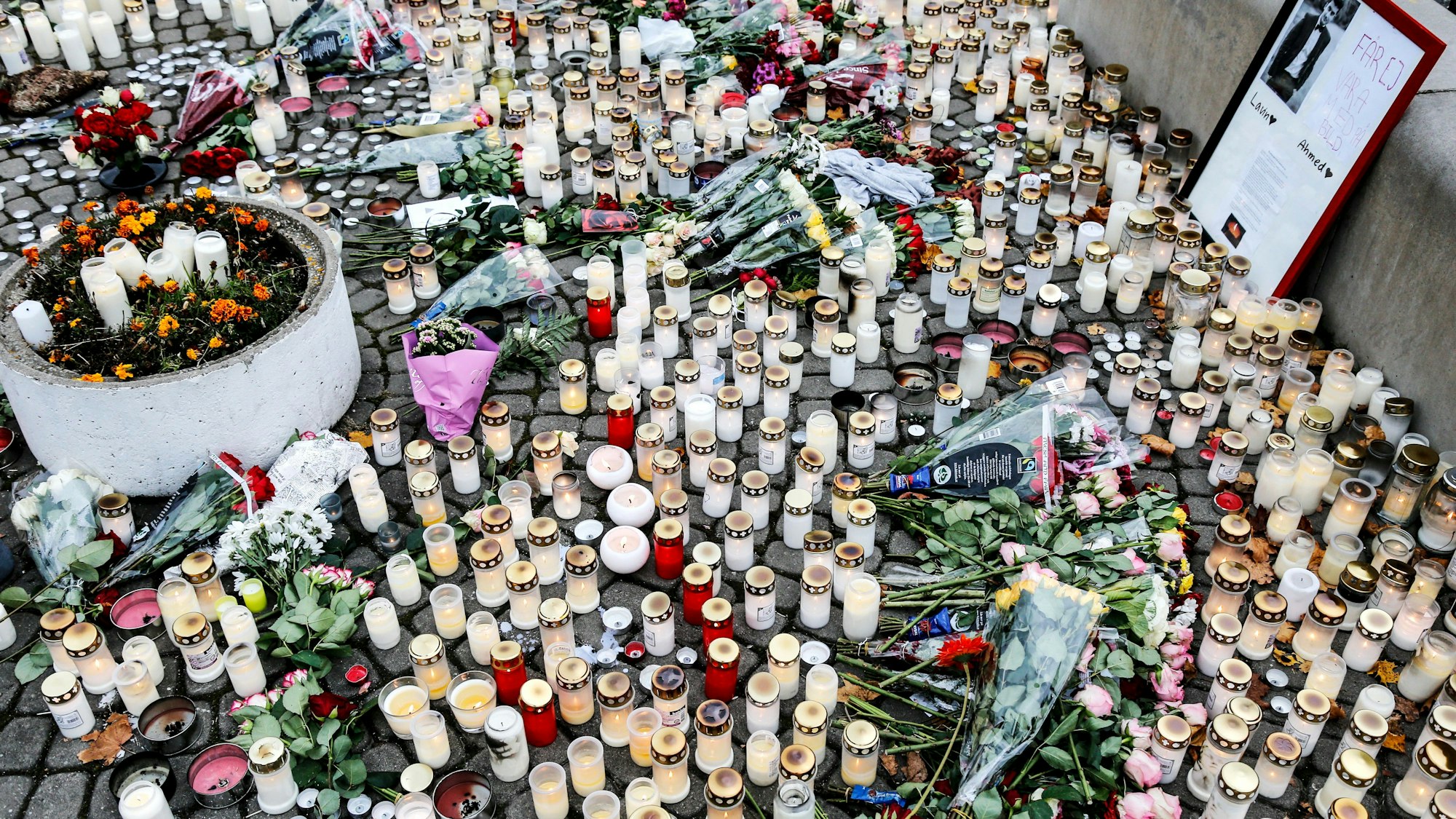 Kerzen und Blumen für die Opfer des Amoklaufs an der Kronan-Schule.