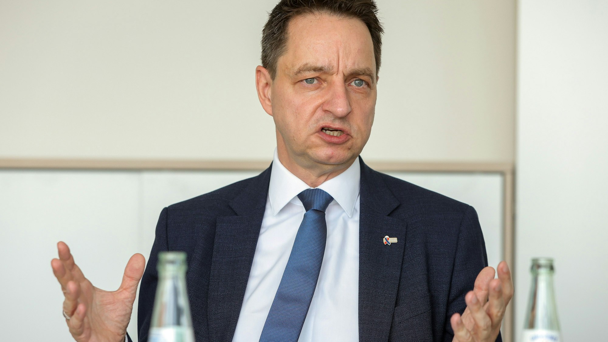 Interview mit Jürgen Kayser dem Chef des NRW-Verfassungsschutzes.