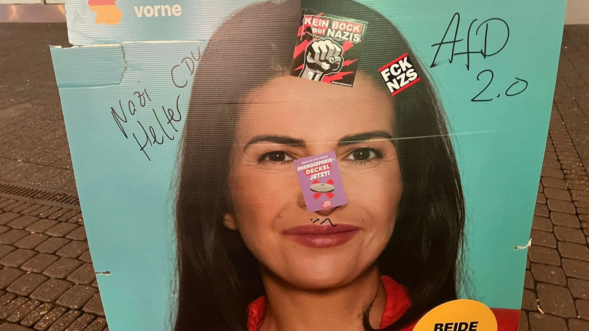 Das Wahlkampfplakat von Serap Güler (CDU) wurde beschmiert.