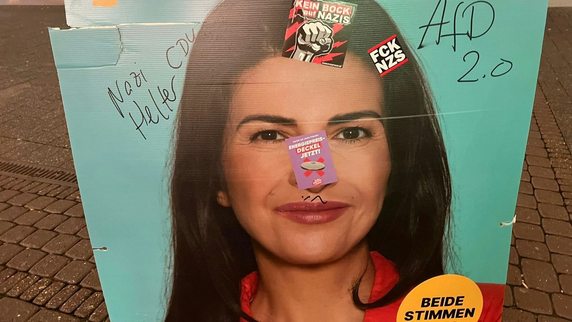 Das Wahlkampfplakat von Serap Güler (CDU) wurde beschmiert.