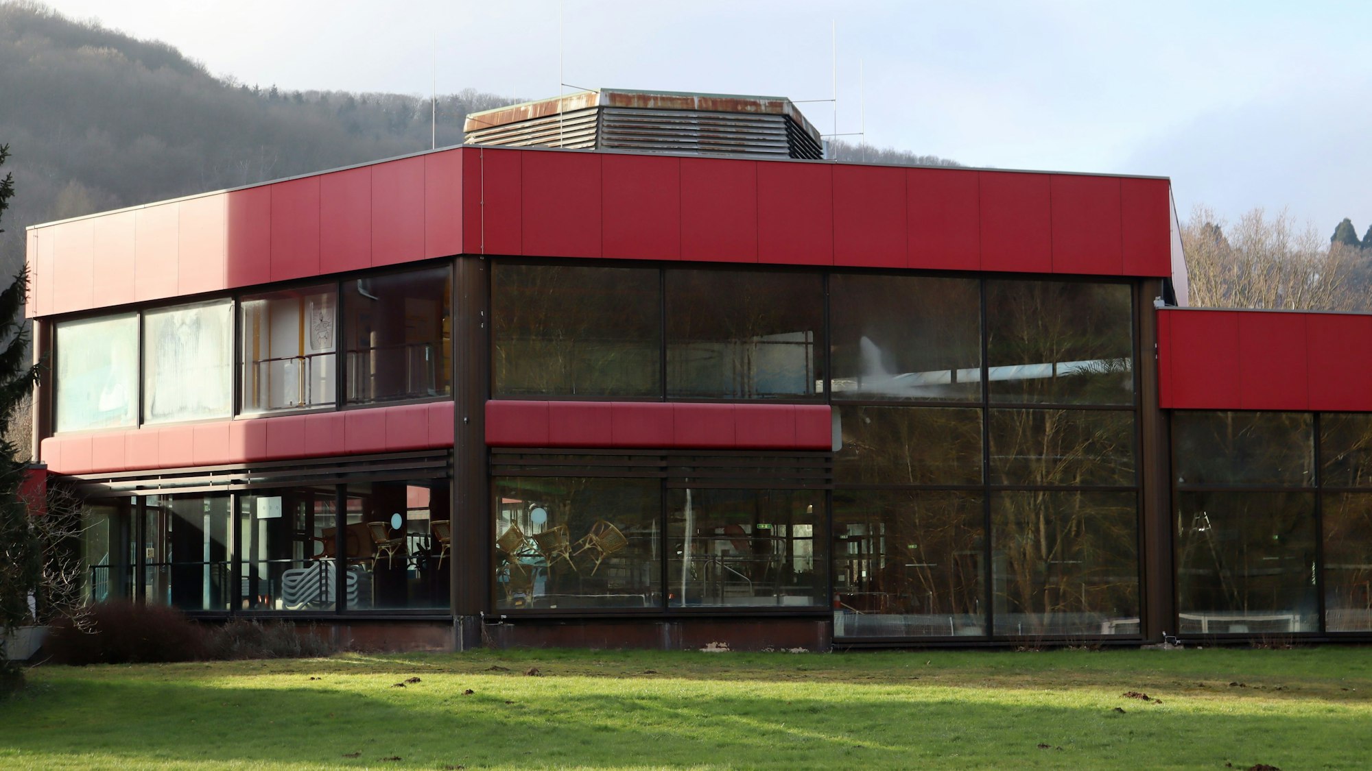 Außenansicht des Eifelbades. Auf der Lüftungsanlage ist Rost erkennbar.