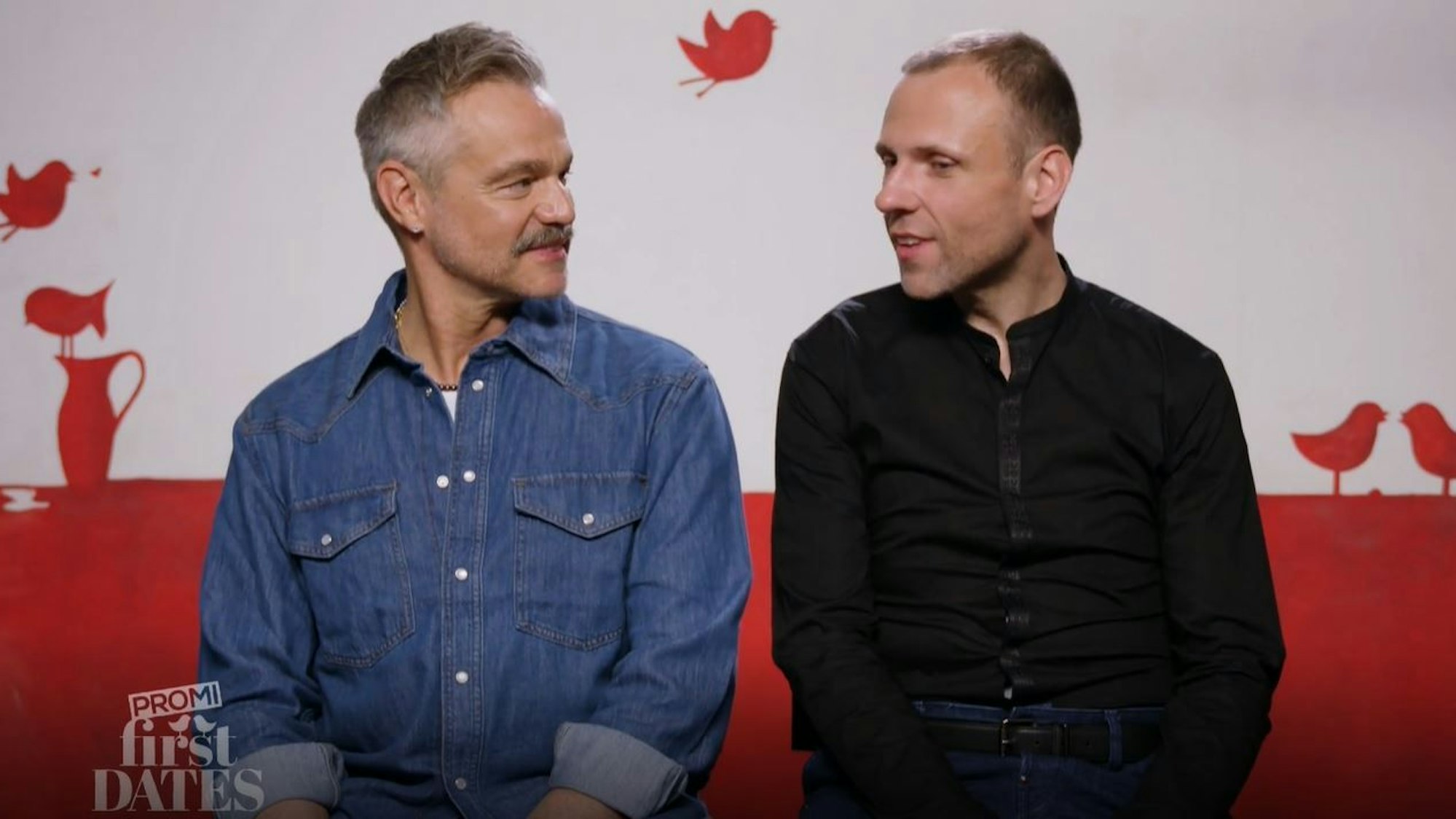 Raphael (l.) fragt Anthony direkt: „Was hältst du davon, wenn wir ins Theater gehen?“