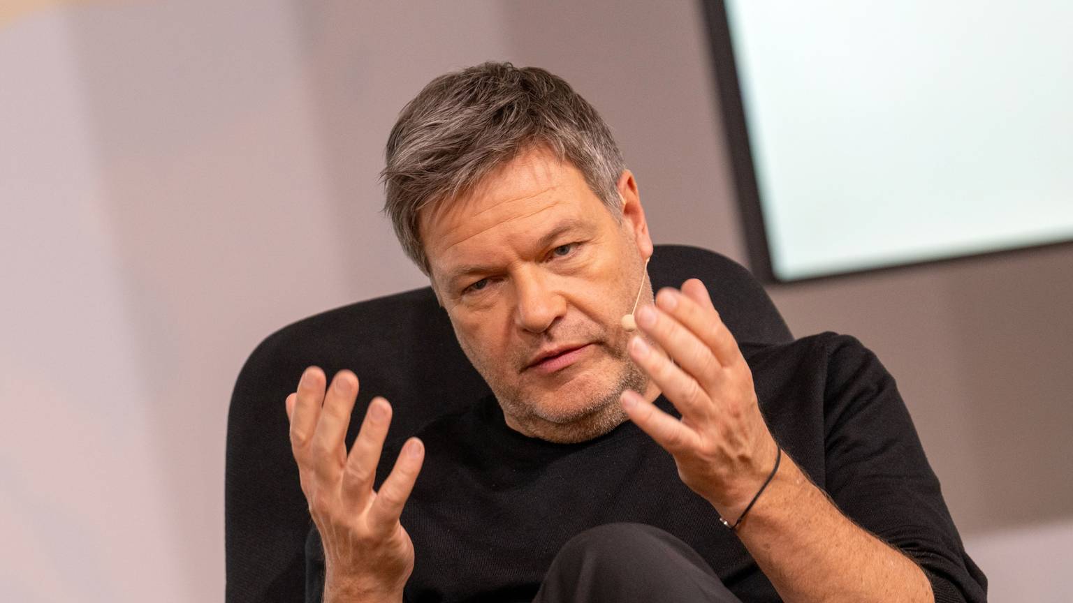 ARCHIV - 18.01.2025, Bayern, München: Robert Habeck, Spitzenkandidat von Bündnis 90/Die Grünen, gestikuliert bei Personio im Gespräch mit dem Vorstandsvorsitzenden. (zu dpa: «Habeck will Konsens-Signal mit Merz und Scholz») Foto: Stefan Puchner/dpa +++ dpa-Bildfunk +++