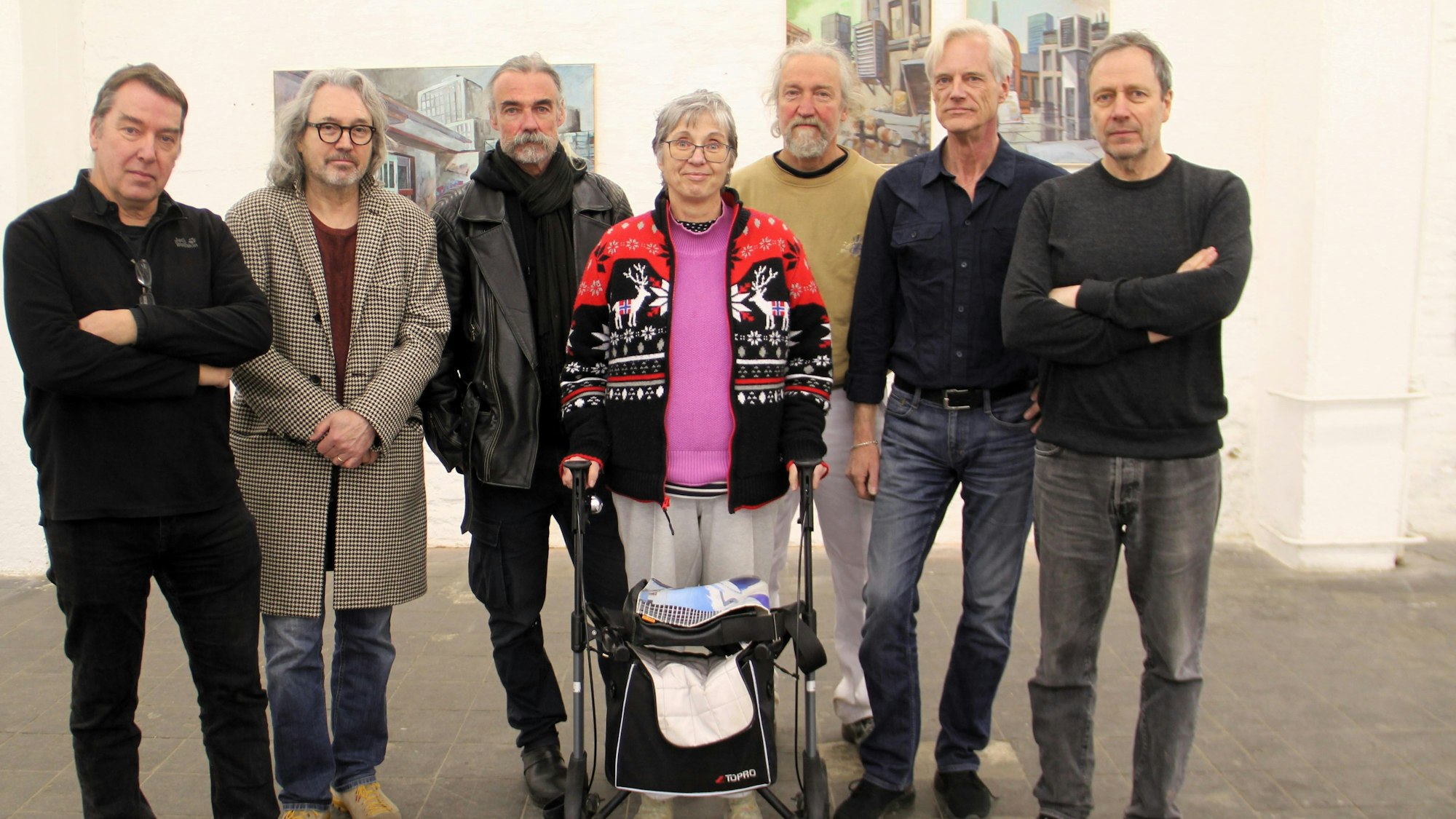 Dirk Schmitt, Sebastian Walter Lilienfein, Fabian Hochscheid, Friederike Vahlbruch, Bernhard Kucken, Axel Weishaupt und Klaus Tenner (v. l.) stellen mit weiteren Mitgliedern des neuen Künstlerkollektivs „3R“ rund 40 Werke in der Halle des KunstWerk Köln aus.