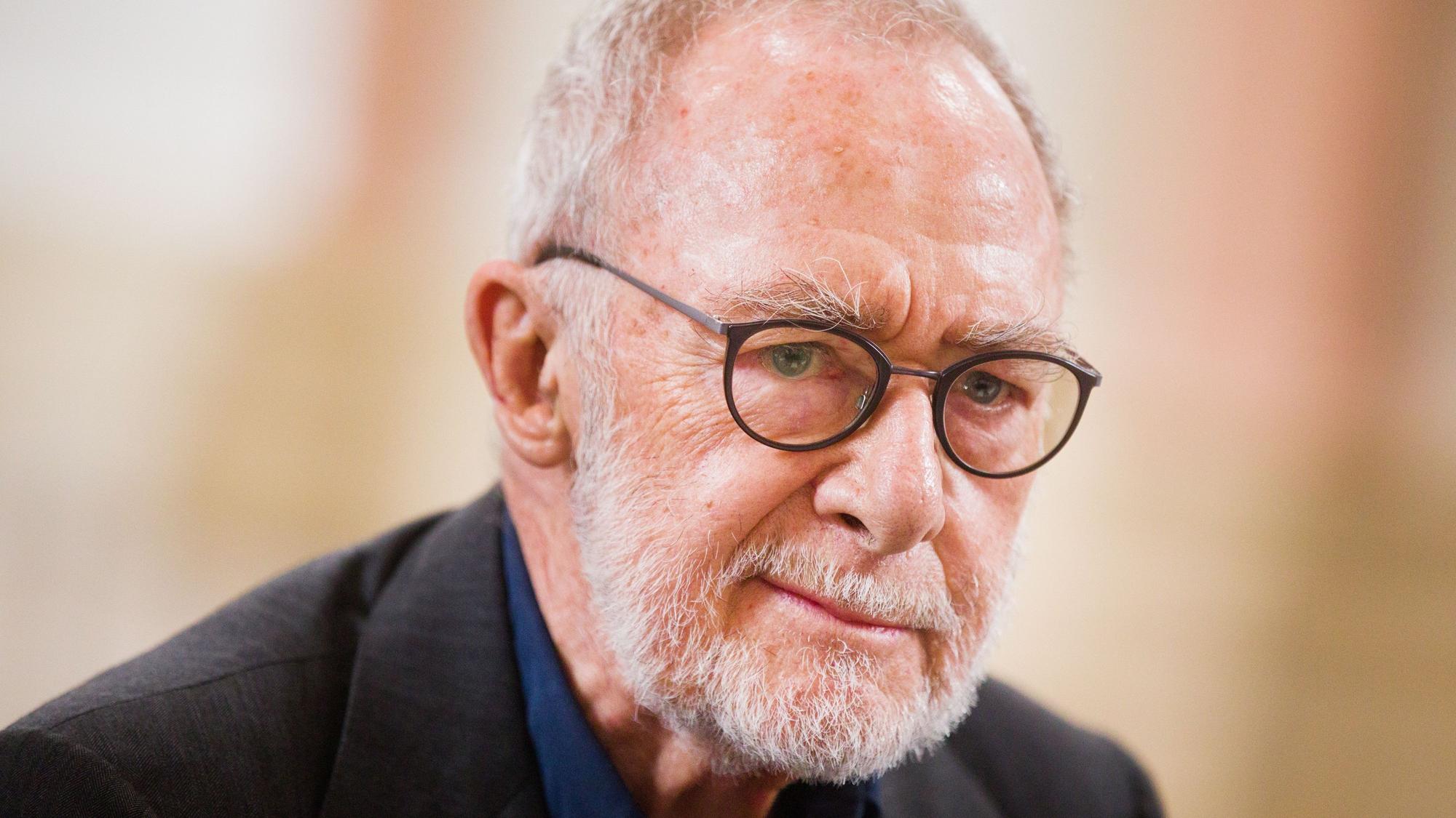 Der Künstler Gerhard Richter im Gespräch mit Journalisten. Der 93-Jährige gilt als einer der bedeutendsten Künstler weltweit.