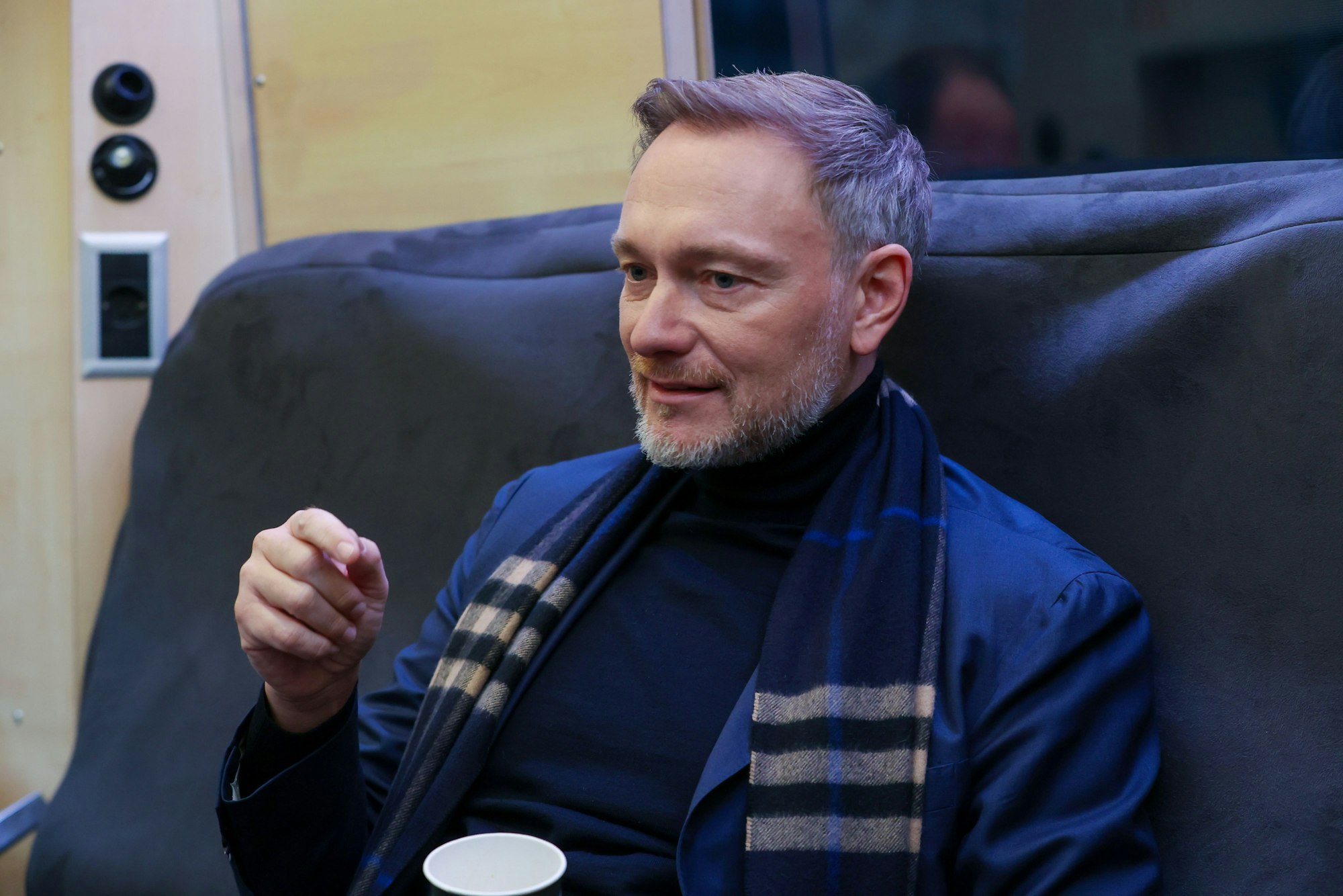 Christian Lindner im Gespräch mit dem Kölner Stadt-Anzeiger im Wahlkampfbus.