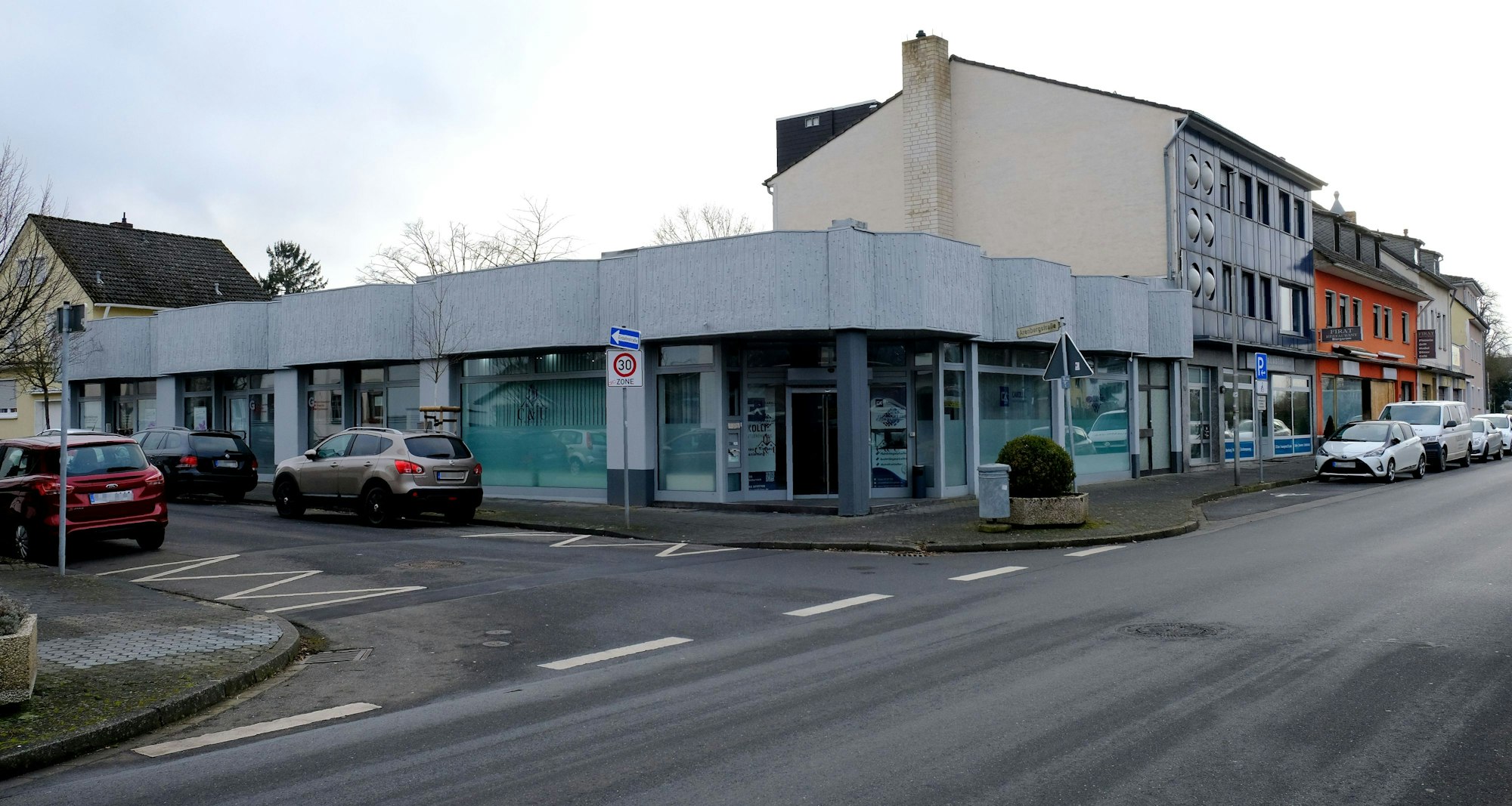 Das Foto zeigt ein eingeschossiges Gebäude an der Ecke Bahnstraße/Arembergstraße in Mechernich.