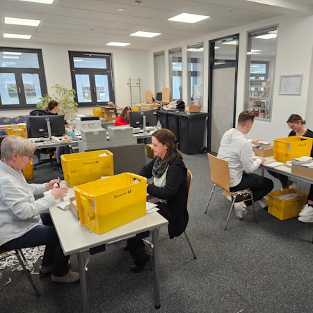 Zu sehen ist, wie Briefwahlunterlagen in Kall für die Bundestagswahl fertiggemacht werden.