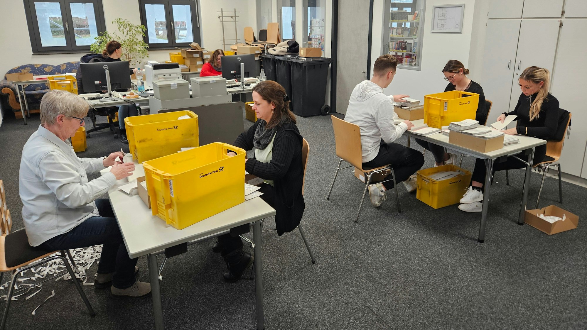 Das Bild zeigt die Mitarbeitenden im Kaller Rathaus beim Verpacken der Wahlunterlagen.