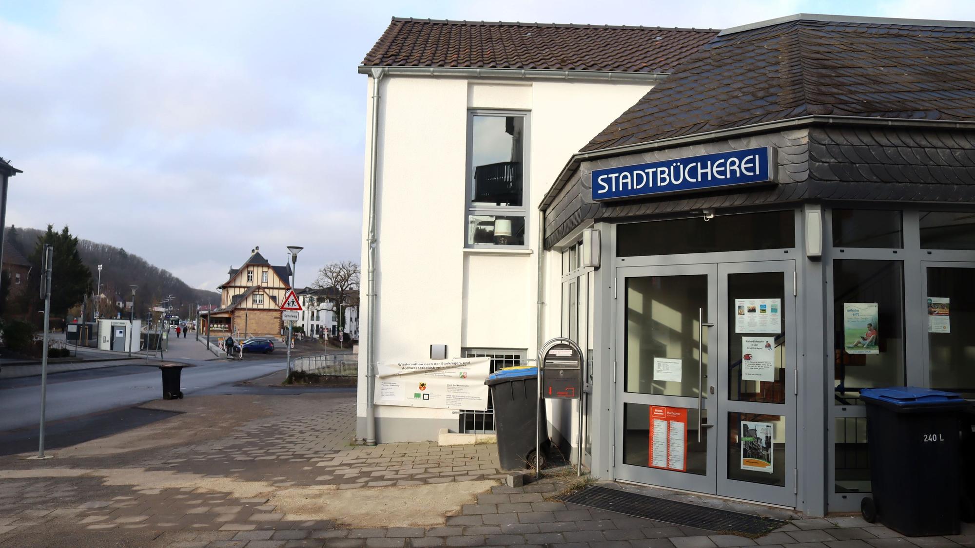 Außenansicht des Eingangs zur Stadtbücherei. Im Hintergrund ist der Bahnhof zu erkennen.