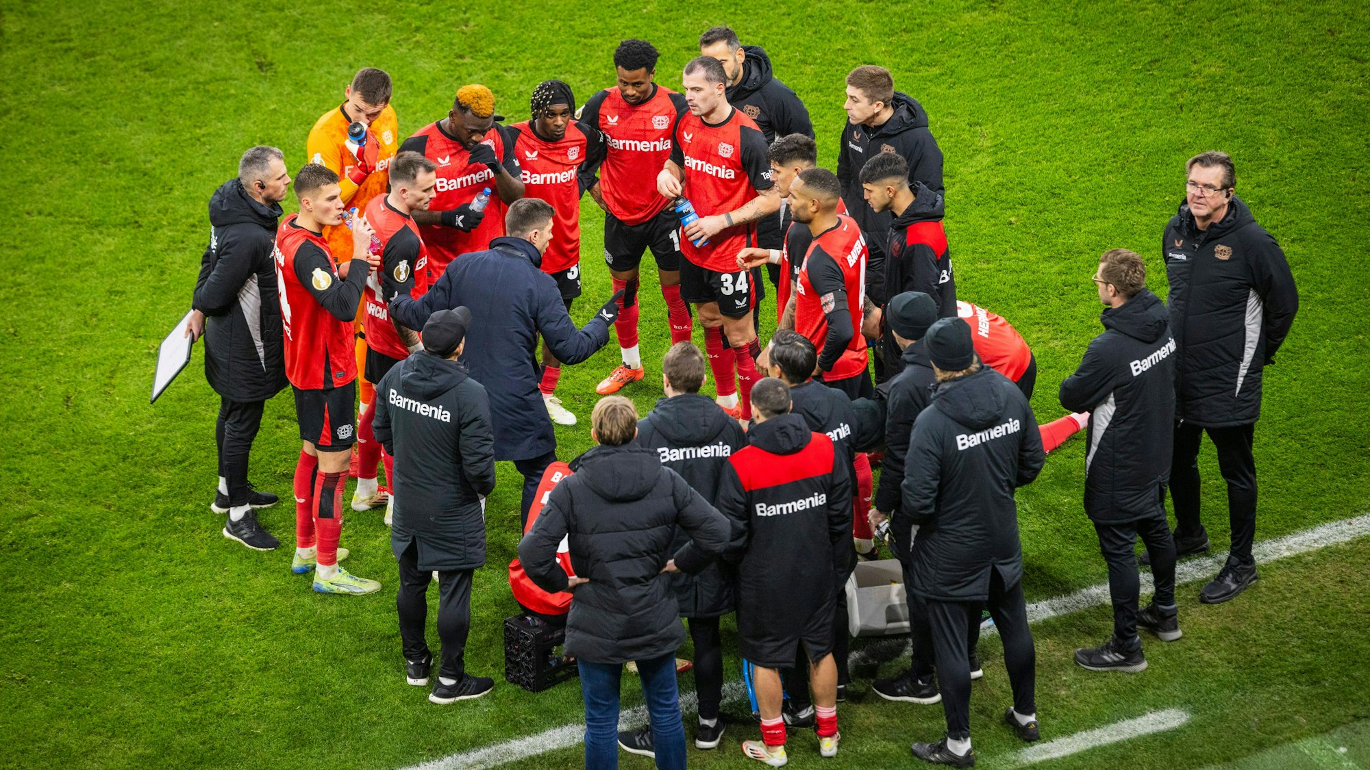 Leverkusens Trainer Xabi Alonso schwört seine Mannschaft ein