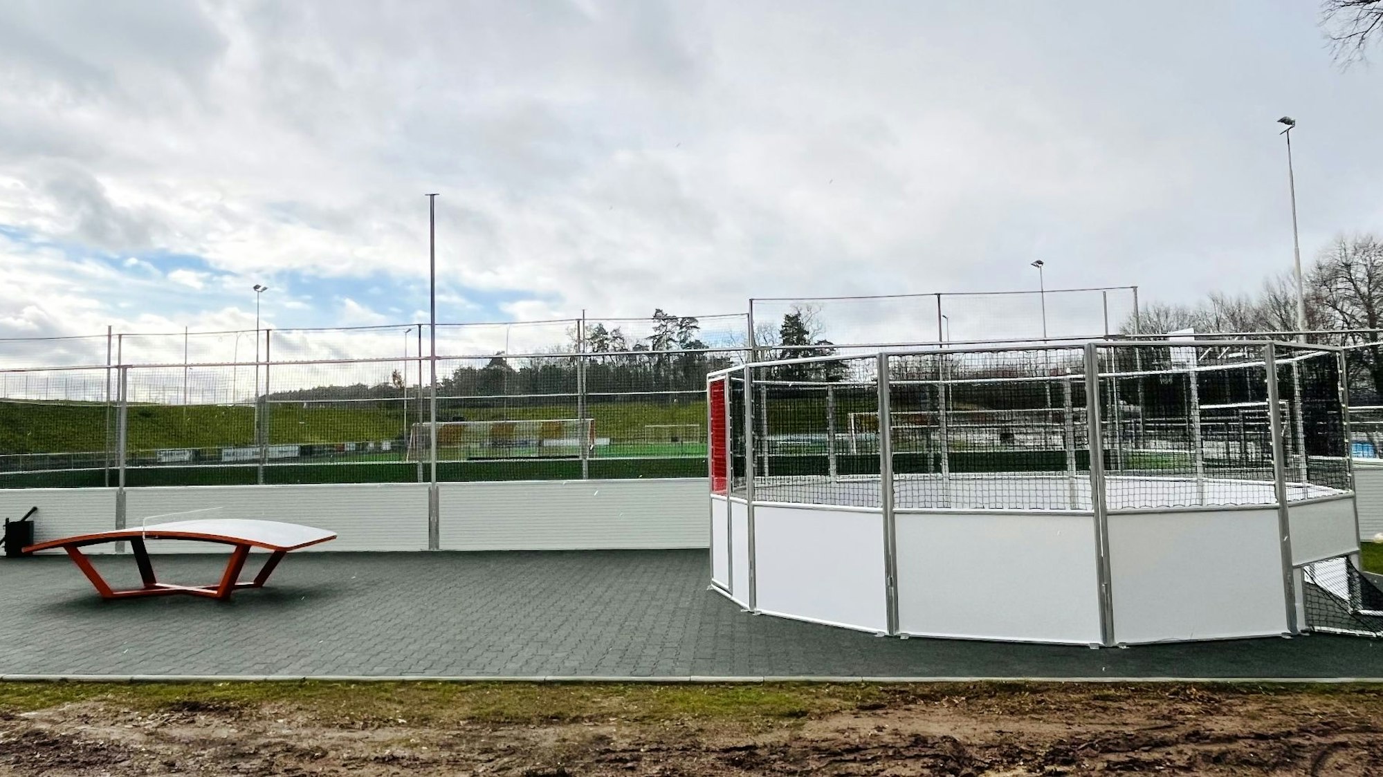 Der neue Multifunktionsplatz in Lommersum; vor dem Spielfeld ist eine Teqballplatte und ein Fußballkäfig.