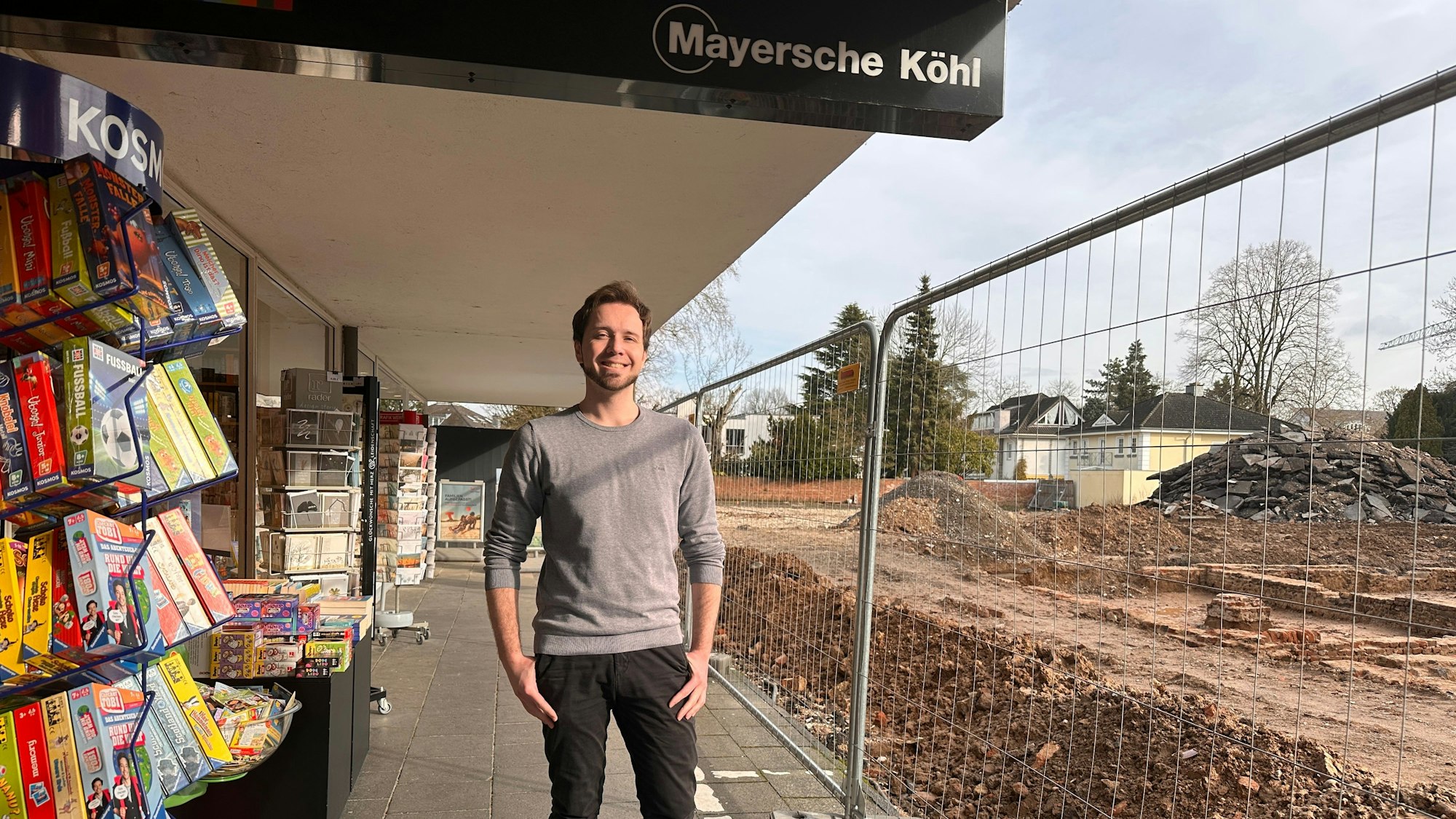 Noch kann Filialleiter Jan Wilhelm und sein Team der Thalia-Mayersche-Köhl durch den Zaun auf die Baustelle schauen.