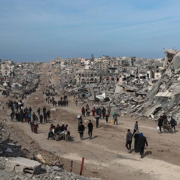 Palästinenser gehen durch die Zerstörung, die die israelische Luft- und Bodenoffensive in Dschabalija angerichtet hat, nachdem ein Waffenstillstandsabkommen zwischen Israel und der Hamas in Kraft getreten ist.