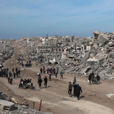 Palästinenser gehen durch die Zerstörung, die die israelische Luft- und Bodenoffensive in Dschabalija angerichtet hat, nachdem ein Waffenstillstandsabkommen zwischen Israel und der Hamas in Kraft getreten ist.