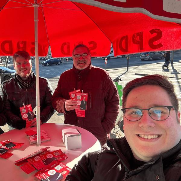 Wahlkampfstand der SPD Essen-Frohnhausen/Altendorf: Ali Kaan Sevinc, Vorsitzender des Ortsverbandes, kann wieder lachen, nachdem er einige Tage zuvor mit dem Leben bedroht wurde.