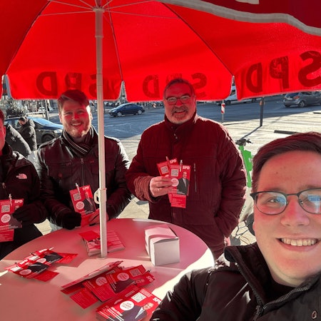 Wahlkampfstand der SPD Essen-Frohnhausen/Altendorf: Ali Kaan Sevinc, Vorsitzender des Ortsverbandes, kann wieder lachen, nachdem er einige Tage zuvor mit dem Leben bedroht wurde.
