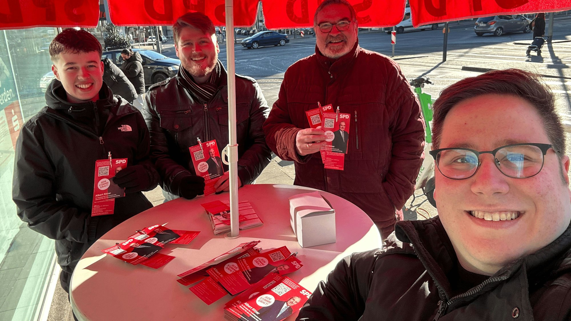 Wahlkampfstand der SPD Essen-Frohnhausen/Altendorf: Ali Kaan Sevinc, Vorsitzender des Ortsverbandes, kann wieder lachen, nachdem er einige Tage zuvor mit dem Leben bedroht wurde.