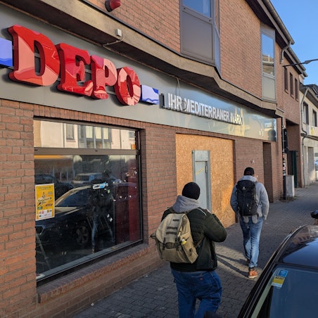 Das Foto zeigt die Fassade mit der Leuchtreklame des neuen Geschäfts in Efferen.