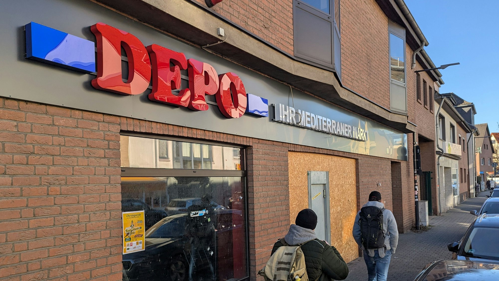 Das Foto zeigt die Fassade mit der Leuchtreklame des neuen Geschäfts in Efferen.