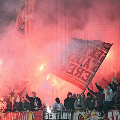 05.02.2025, Nordrhein-Westfalen, Leverkusen: Fußball, DFB-Pokal, Bayer 04 Leverkusen - 1 FC Köln, Viertelfinale, BayArena, Kölner Fans zünden Pyrotechnik. WICHTIGER HINWEIS: Gemäß den Vorgaben der DFL Deutsche Fußball Liga bzw. des DFB Deutscher Fußball-Bund ist es untersagt, in dem Stadion und/oder vom Spiel angefertigte Fotoaufnahmen in Form von Sequenzbildern und/oder videoähnlichen Fotostrecken zu verwerten bzw. verwerten zu lassen. Foto: Federico Gambarini/dpa +++ dpa-Bildfunk +++