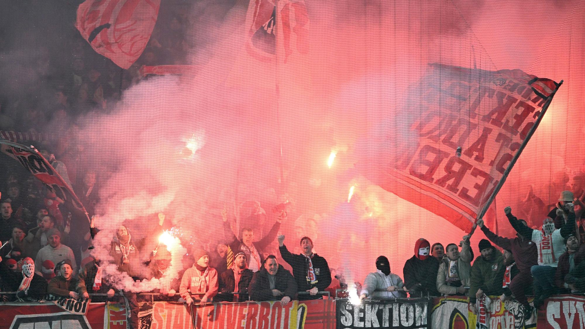05.02.2025, Nordrhein-Westfalen, Leverkusen: Fußball, DFB-Pokal, Bayer 04 Leverkusen - 1 FC Köln, Viertelfinale, BayArena, Kölner Fans zünden Pyrotechnik. WICHTIGER HINWEIS: Gemäß den Vorgaben der DFL Deutsche Fußball Liga bzw. des DFB Deutscher Fußball-Bund ist es untersagt, in dem Stadion und/oder vom Spiel angefertigte Fotoaufnahmen in Form von Sequenzbildern und/oder videoähnlichen Fotostrecken zu verwerten bzw. verwerten zu lassen. Foto: Federico Gambarini/dpa +++ dpa-Bildfunk +++