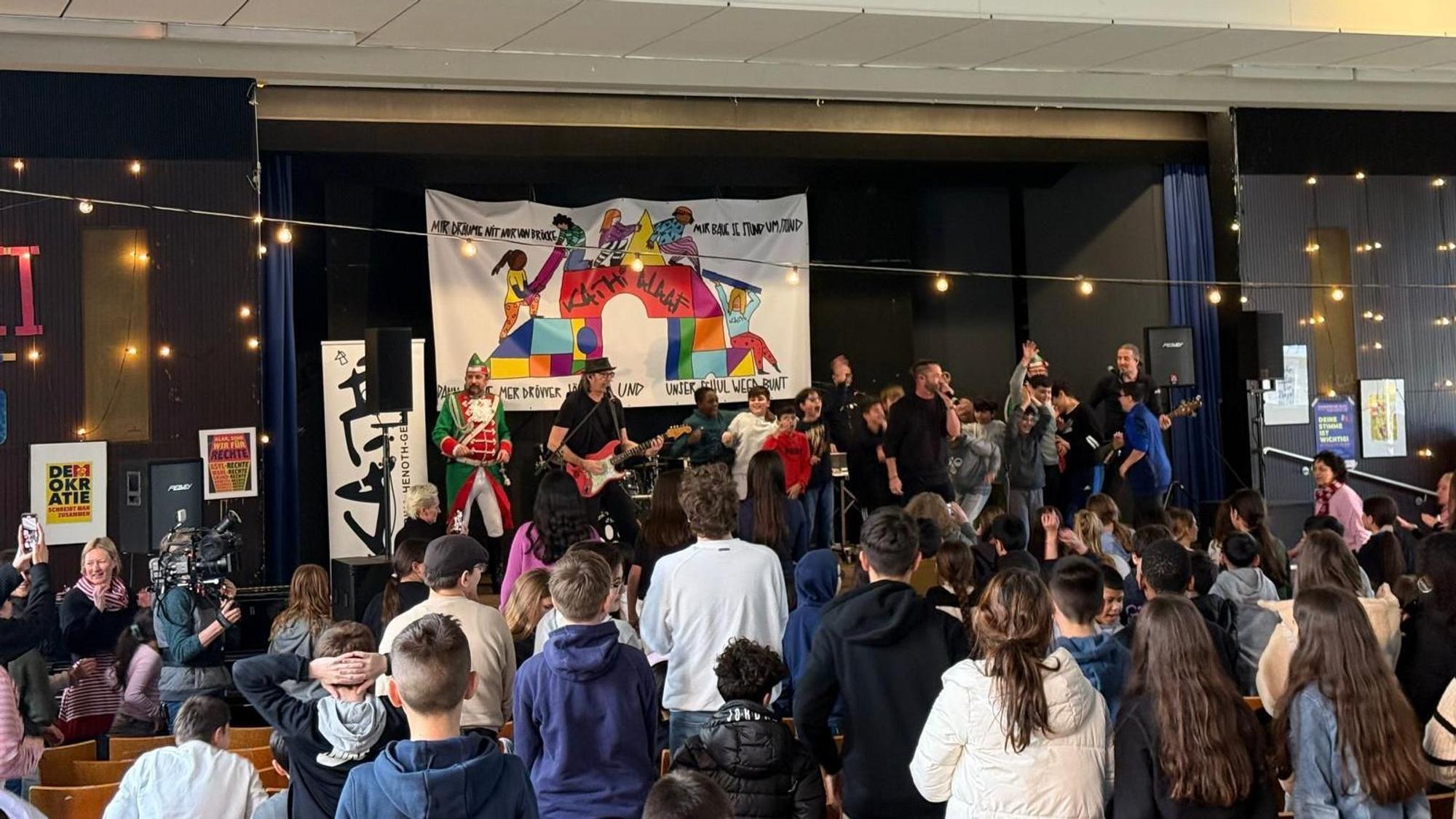 Die Katharina-Henoth-Gesamtschule in Kalk lud die Räuber und Altstädter ein, um den Kindern Karneval näherzubringen.