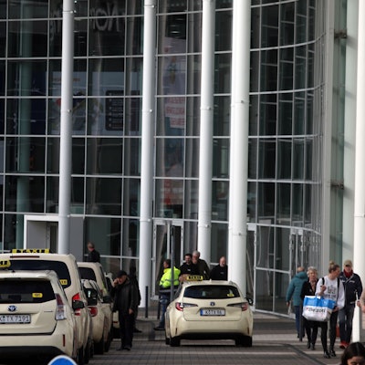 Taxifahrer warten an der Köln-Messe auf Kundschaft.
