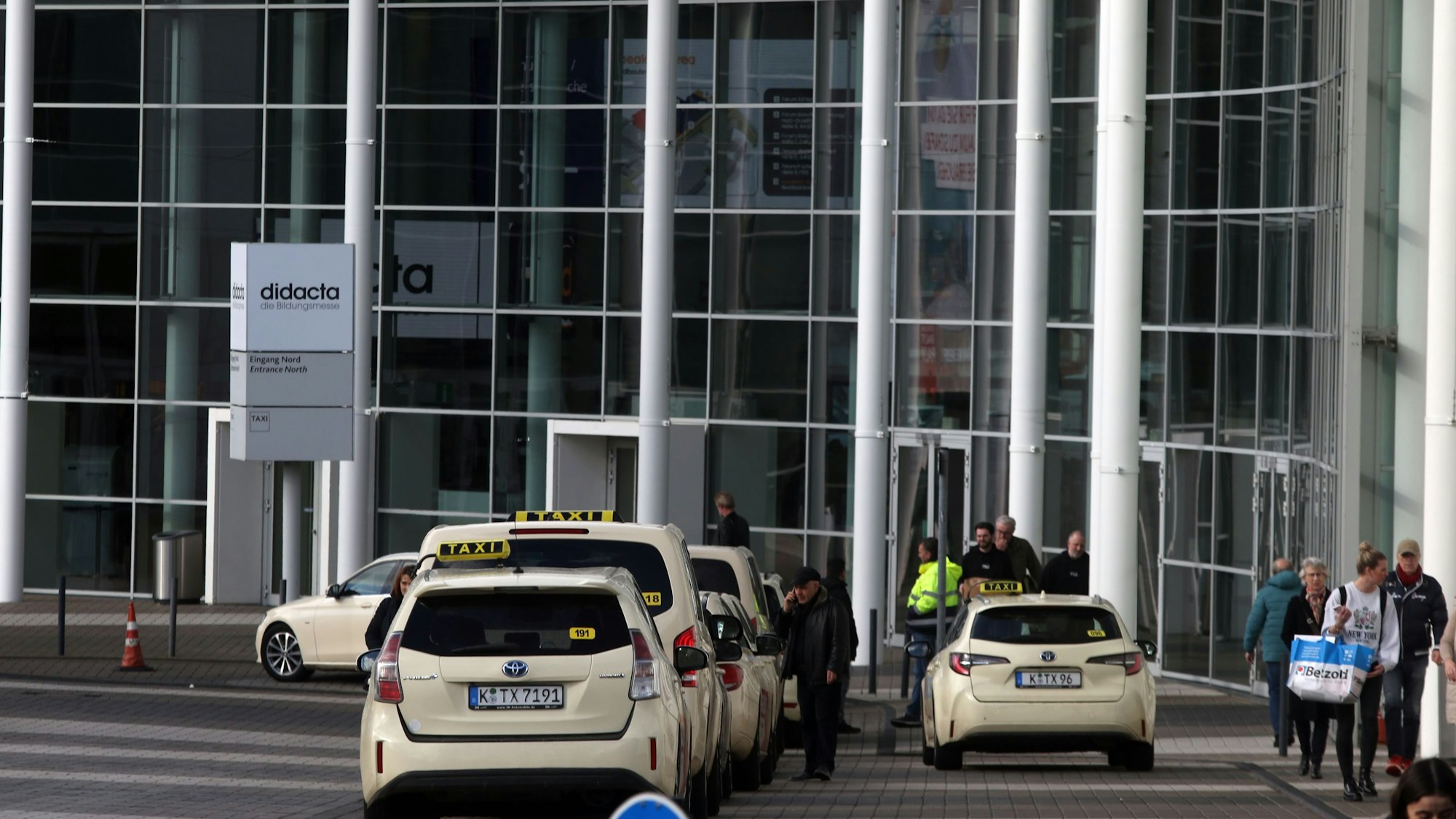 Taxifahrer warten an der Köln-Messe auf Kundschaft.