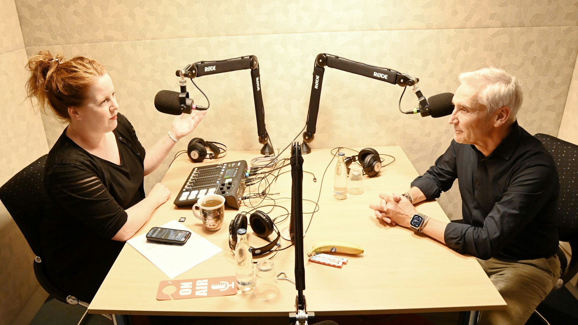 Gerd Wirtz im Podcast-Studio mit Sarah Brasack, stellvertretende Chefredakteurin des Kölner Stadt-Anzeiger