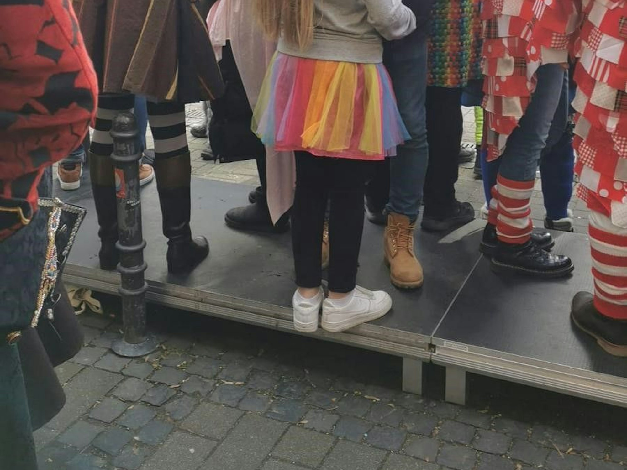 Die Sichterhöhungen baut der Verein Arts and Culture Germany an der Mittelstraße auf, damit Kinder und Erwachsene besser sehen können.