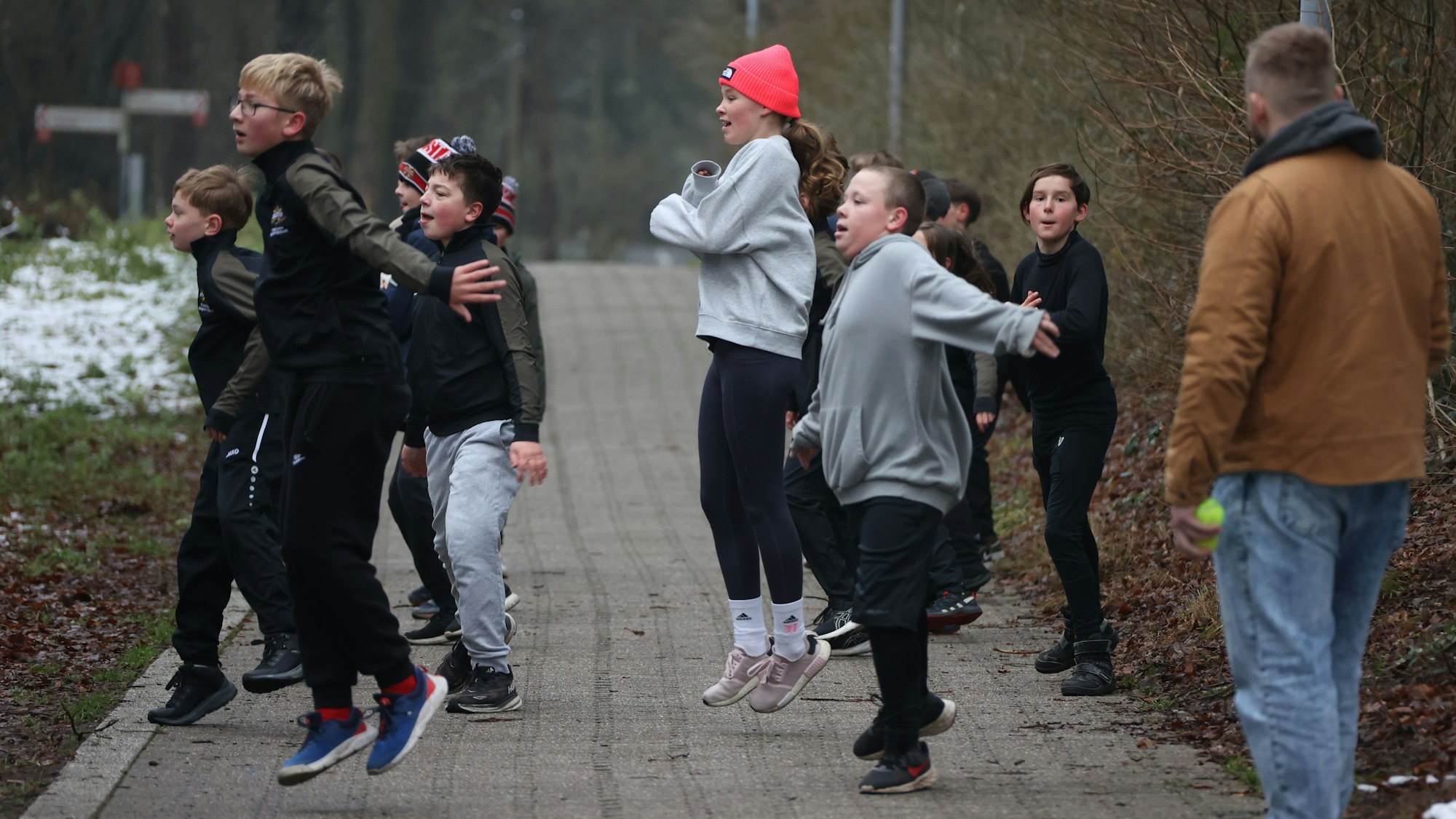 Eishockey-Nachwuchsspieler machen sich außerhalb der Halle warm.