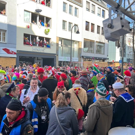 Auf der Mittelstraße feiern Menschen gemeinsam bei der Papperlapappnas.