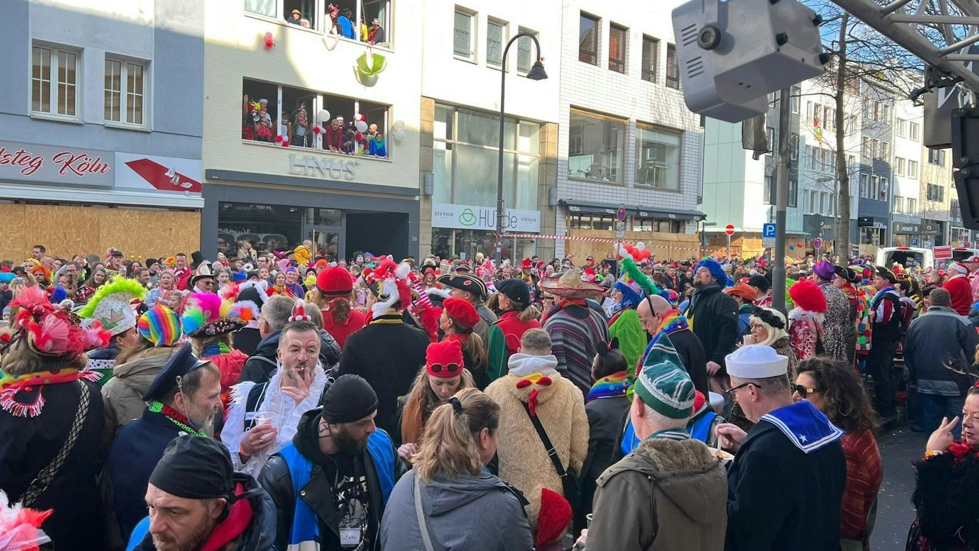 Auf der Mittelstraße feiern Menschen gemeinsam bei der Papperlapappnas.