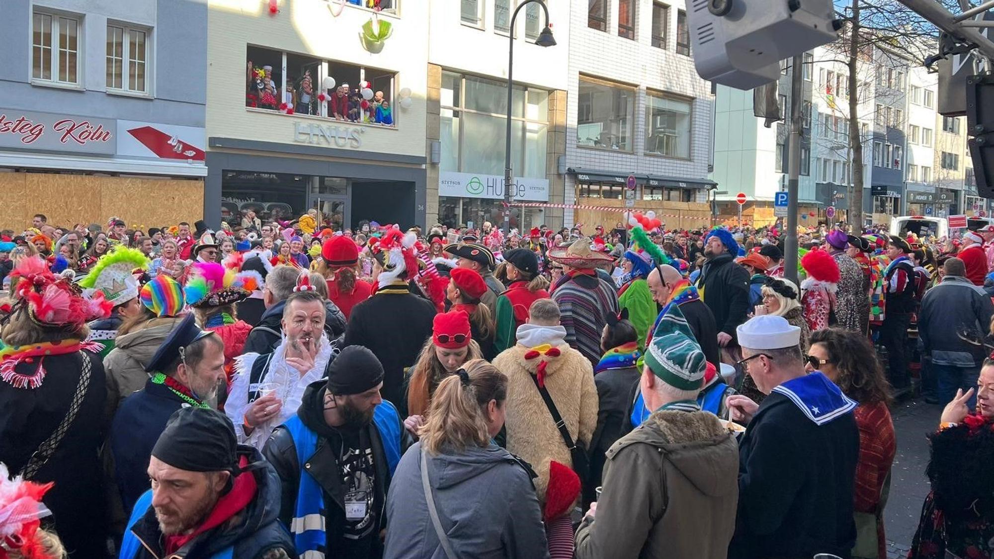 Jecke an der Mittelstraße während des Rosenmontagszugs