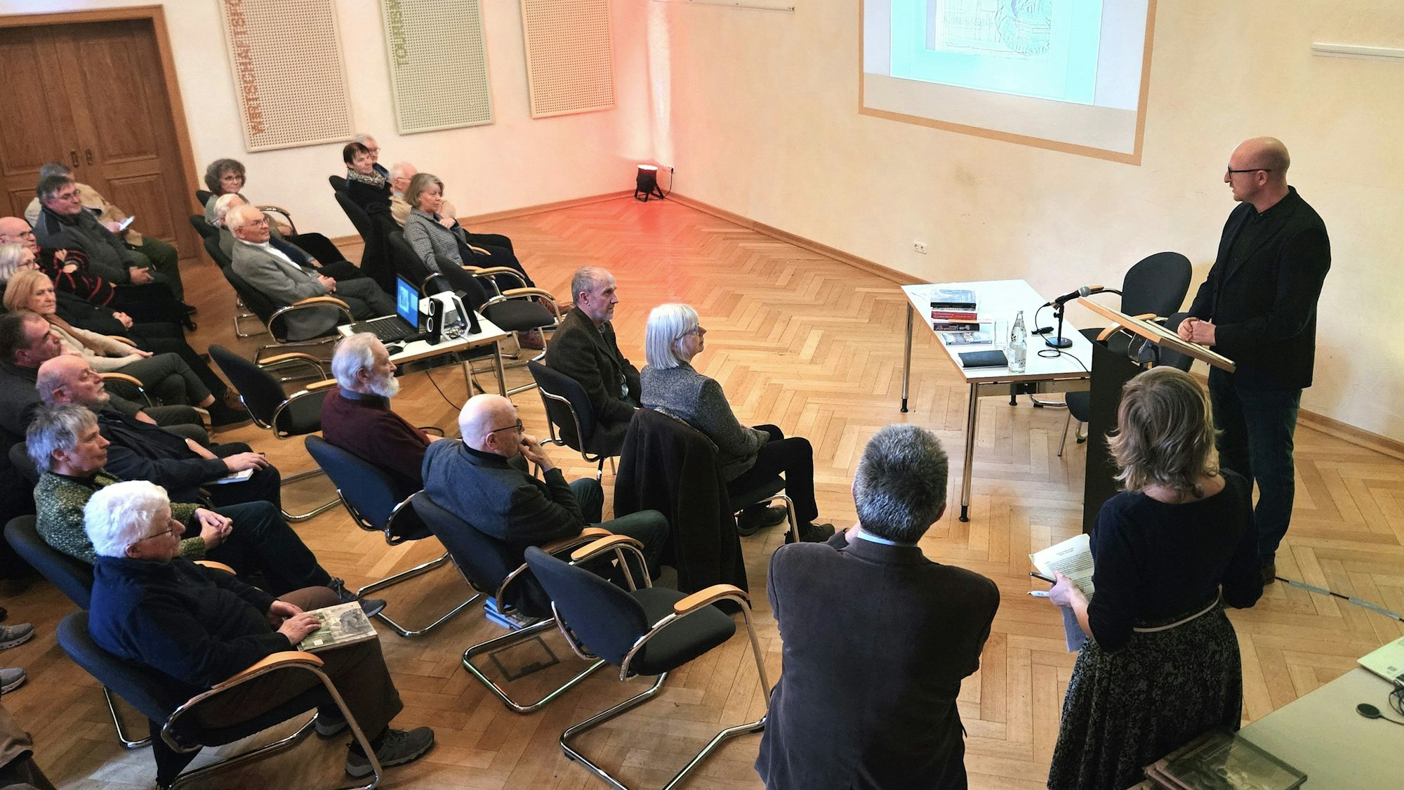 Bürgermeister Ingo Pfennings (r.) steht am Rednerpult und begrüßt die Gäste.