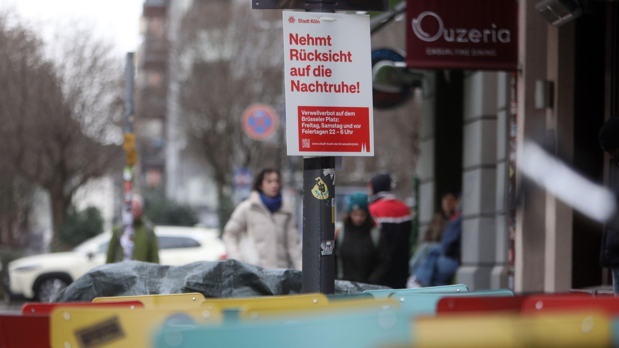 Um auf das Verweilverbot aufmerksam zu machen, hat die Stadt um den Brüsseler Platz Hinweisplakate angebracht.