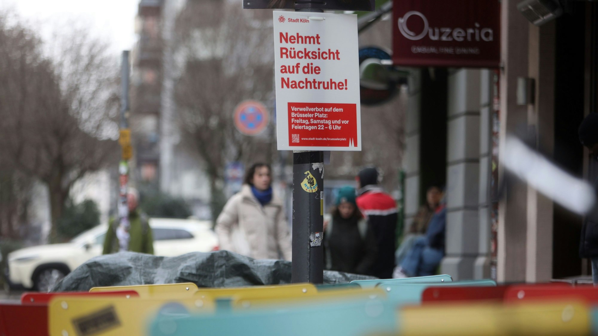 Um auf das Verweilverbot aufmerksam zu machen, hat die Stadt um den Brüsseler Platz Hinweisplakate angebracht.