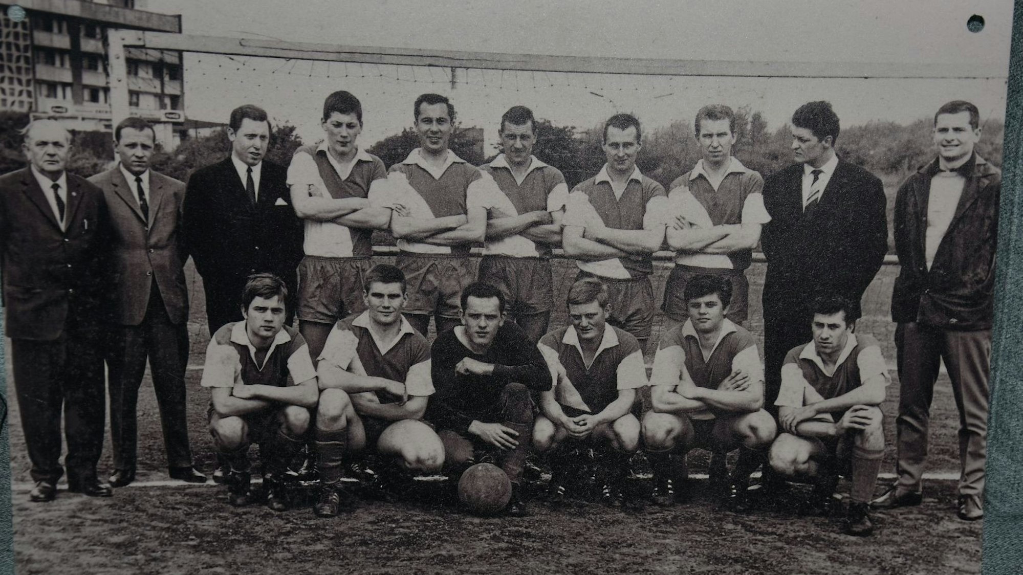 Auf dem Foto ist eine SW-Aufnahme einer Herrenfussballmannschaft zu sehen.