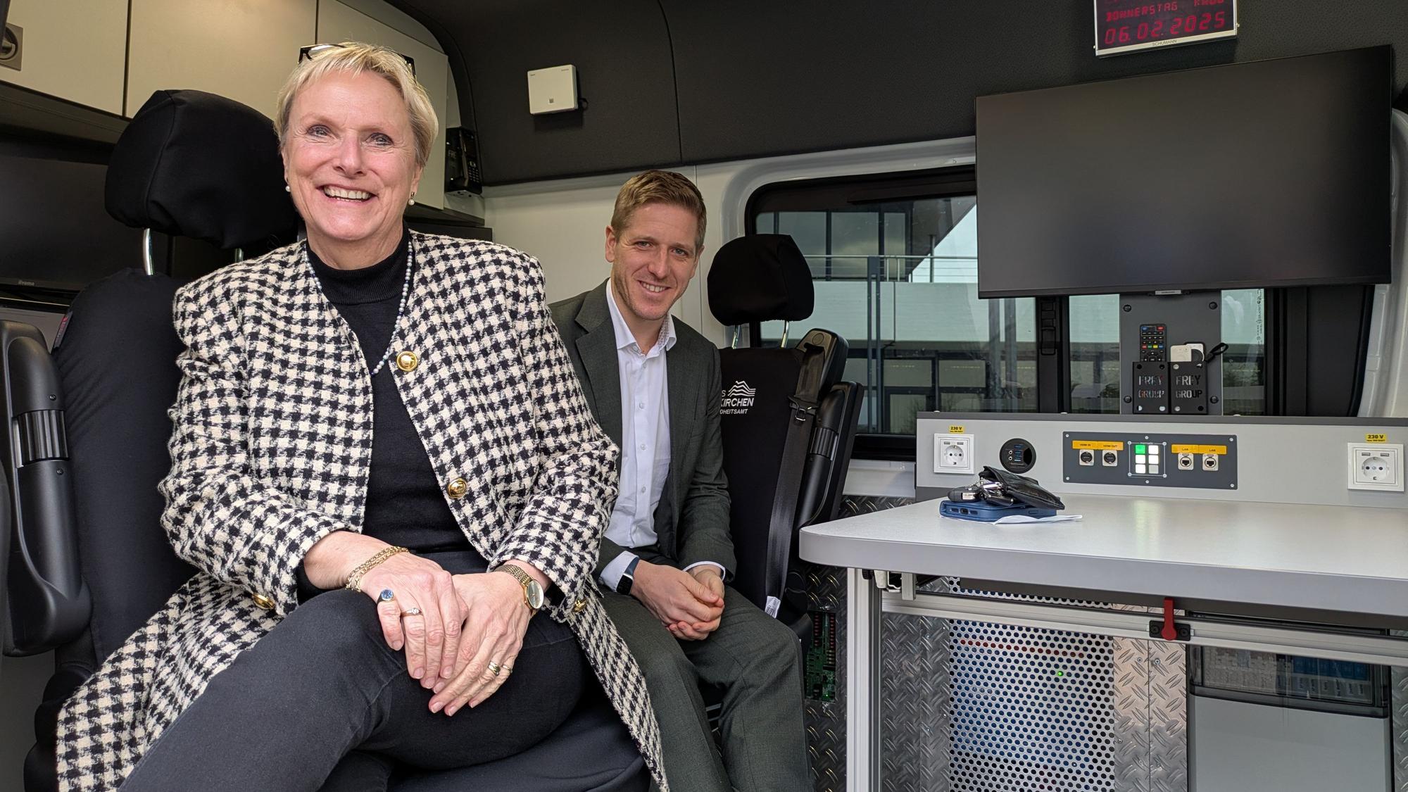 Geschäftsbereichsleiterin Birgit Wonneberger-Wrede und Landrat Markus haben im mobilen Gesundheitsamt Platz genommen.